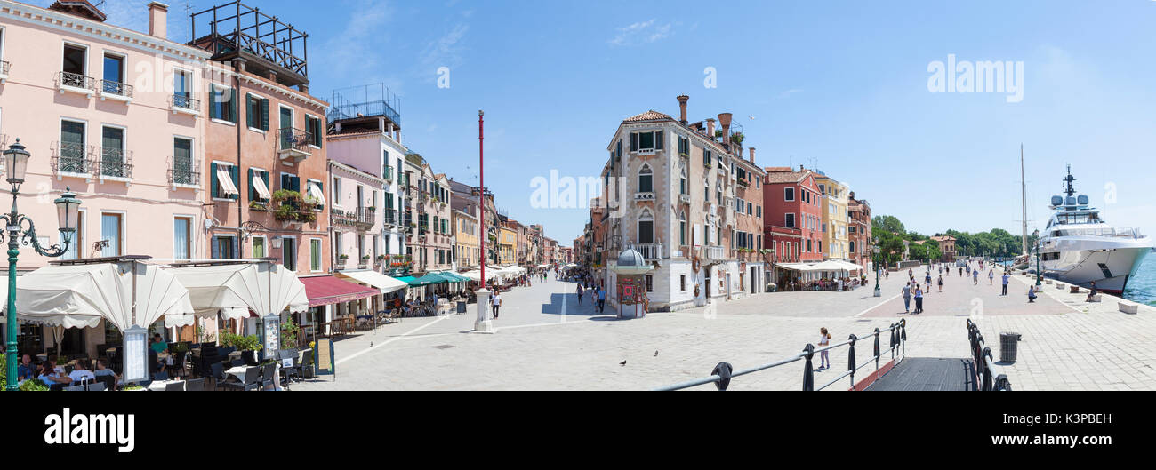 Panorama de Via Giuseppe Garibaldi et Riva del Sette Martiri, Castello, Venise, Vénétie, Italie sur une chaude journée d'été avec les touristes et une voile à la une Banque D'Images