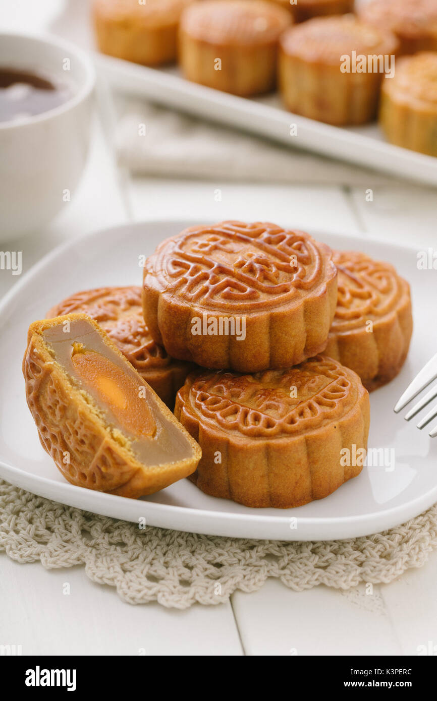 Mooncake délicieux, une sorte de snack traditionnel chinois pour le milieu de l'automne festival sur la table. Banque D'Images