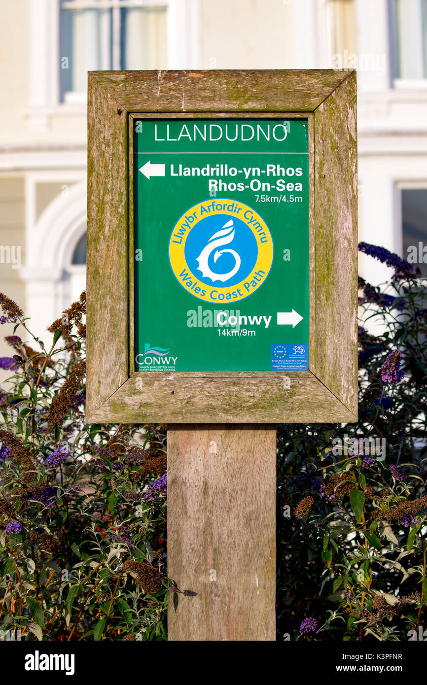 Pays de Galles côte panneau indiquant la direction de Conwy et llandrillo-yn rhos-ou rhos-on-sea à Llandudno dans le nord du Pays de Galles, Royaume-Uni Banque D'Images