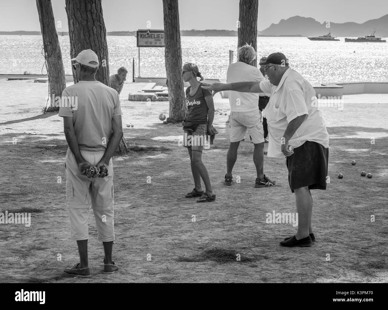 Les retraités jouer à la pétanque dans un parc à Juan les Pins, Côte d'Azur, France Banque D'Images