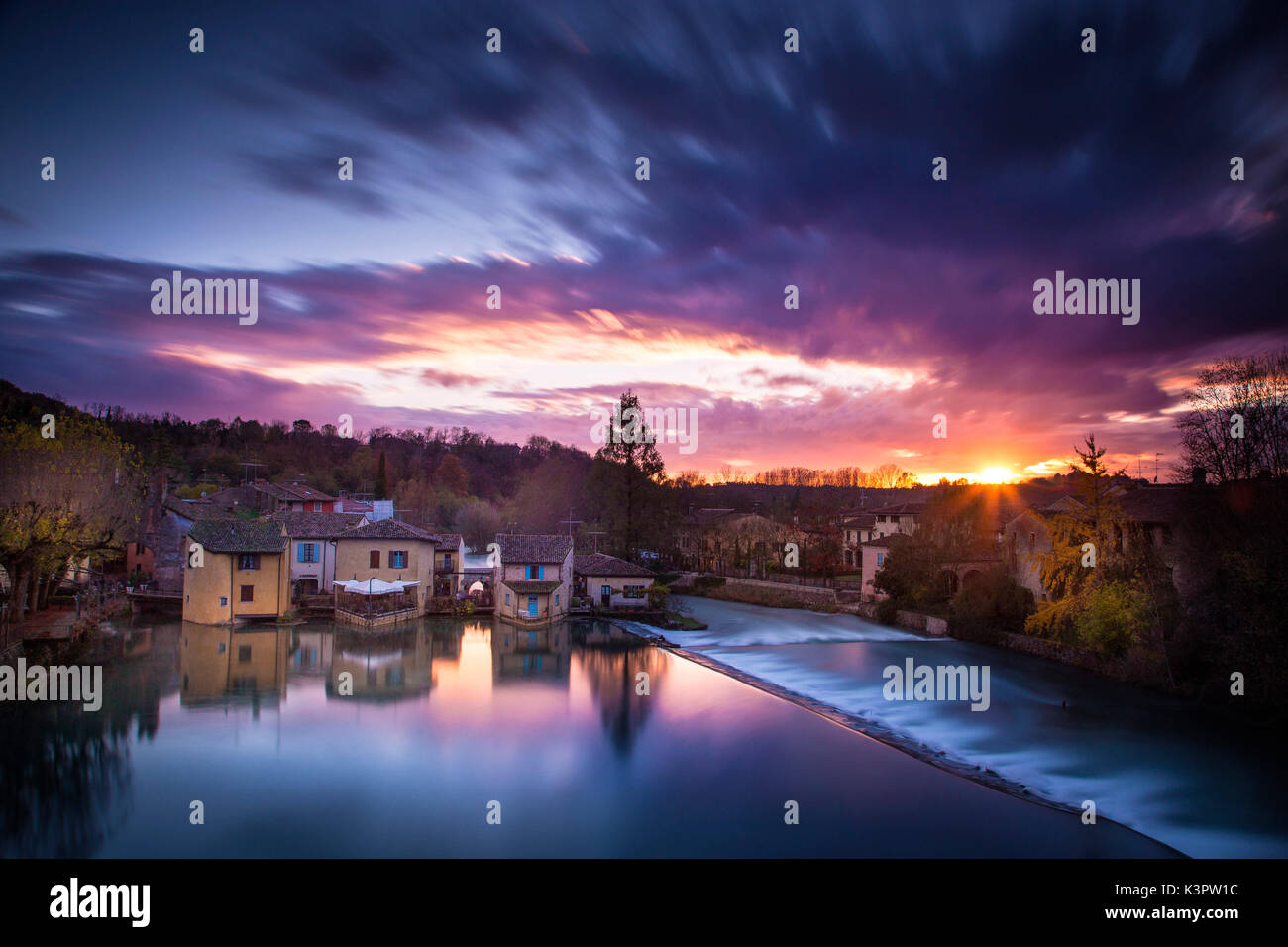 Valeggio sul Mincio, Veneto, Italie. Vue paysage du village lors d'un coucher de soleil colorés. Banque D'Images