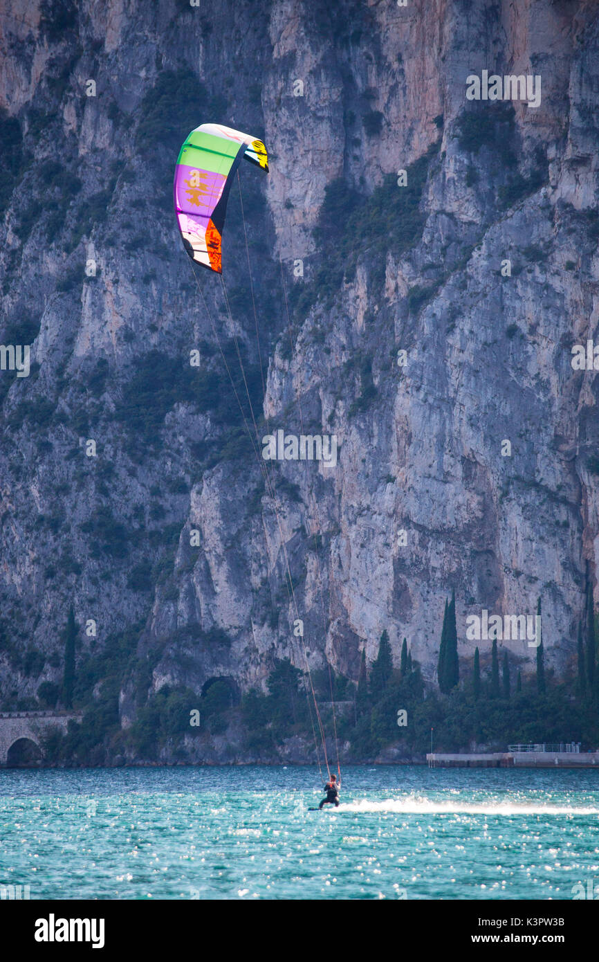 Lac de Garde, Lombardie, Italie. Kite surfeurs enjoyng eux-mêmes sur le lac de Garde. Banque D'Images