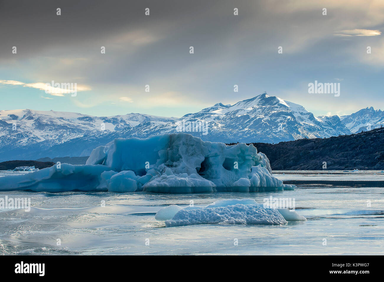 Le lac Argentino, le Parc National Los Glaciares, Patagonie, Argentine, Amérique du Sud. Énormes morceaux de glace flottante. Banque D'Images
