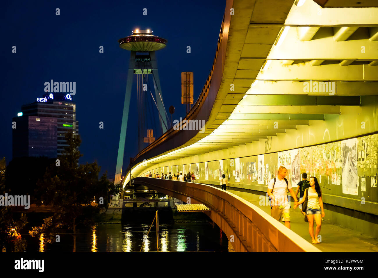 Bratislava, Slovaquie, centre de l'Europe. Passerelle sur le Novy Most pont sur le Danube. Banque D'Images