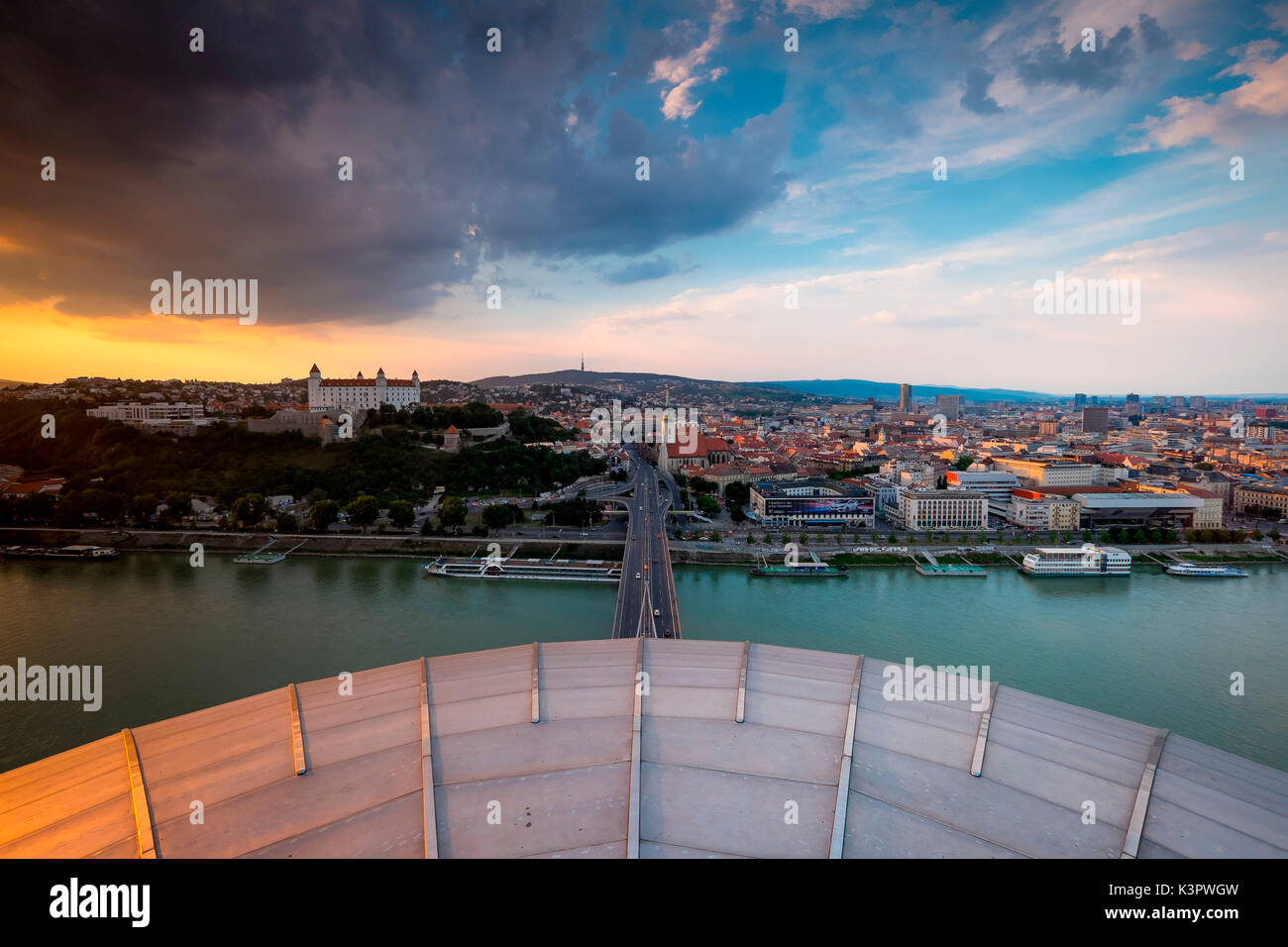 Bratislava, Slovaquie, centre de l'Europe. Vue panoramique à partir de la terrasse du restaurant d'OVNIS sur Novy Most pont. Banque D'Images