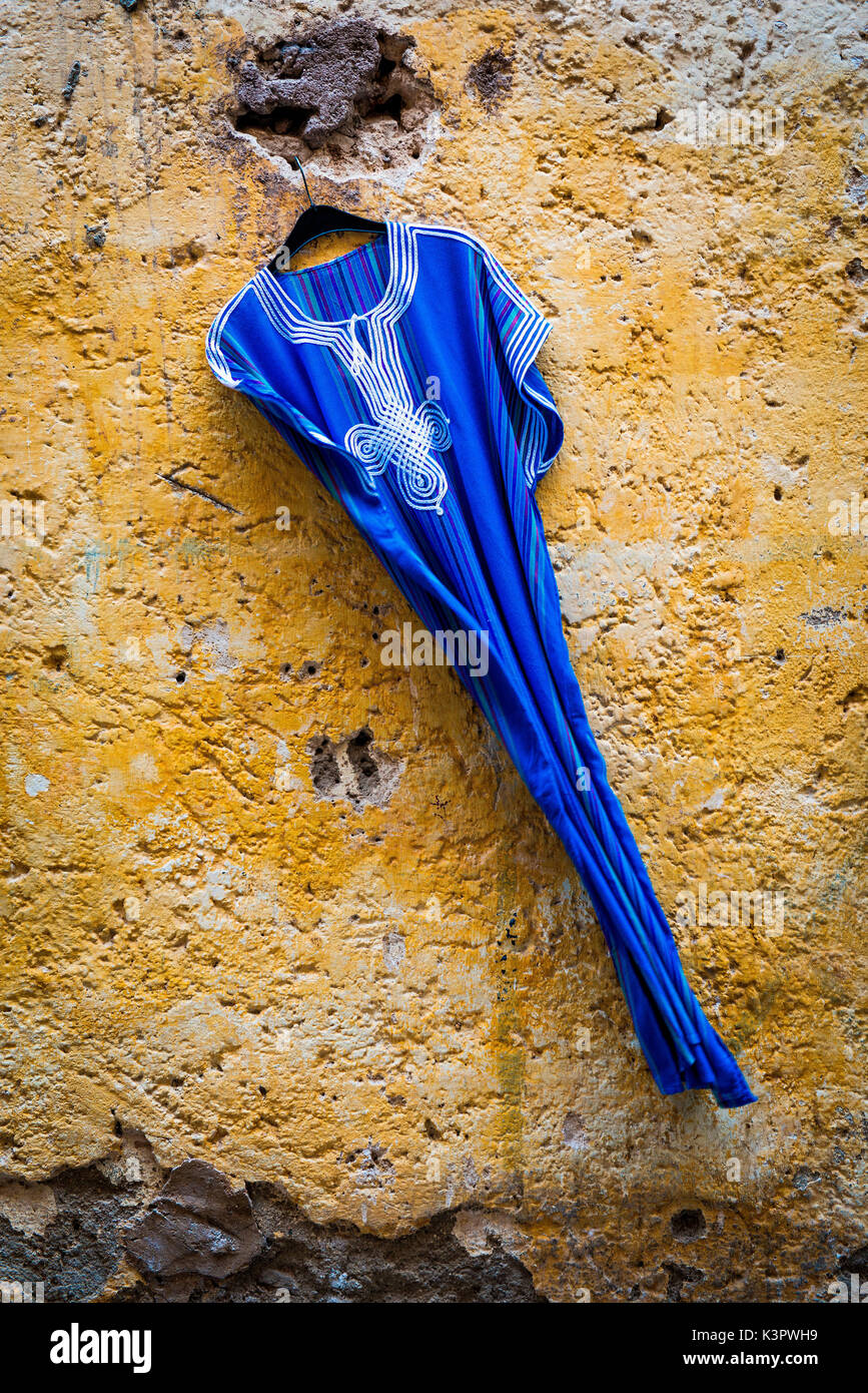 Fes, Maroc, Afrique. Détail de l'arabe robe bleue dans la médina. Banque D'Images