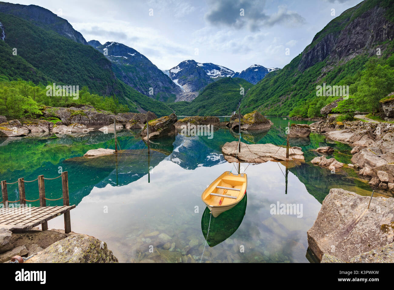 Voile au lac Bondhus et Bondhusbreen glacier en arrière-plan en tant que partie de la Glacier Folgefonna, le Parc National de Folgefonna, Kvinnherad,Hordaland, Norvège Banque D'Images