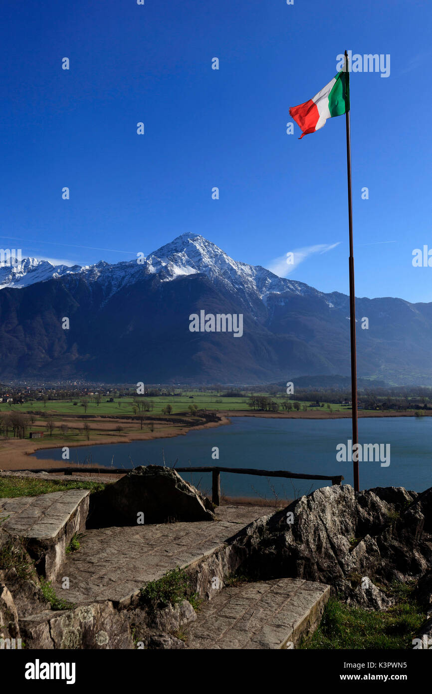 Vue sur le Mont Legnone et Pozza di Diascio de Sasso di Dascio, province de Sondrio, Lombardie, Italie Banque D'Images