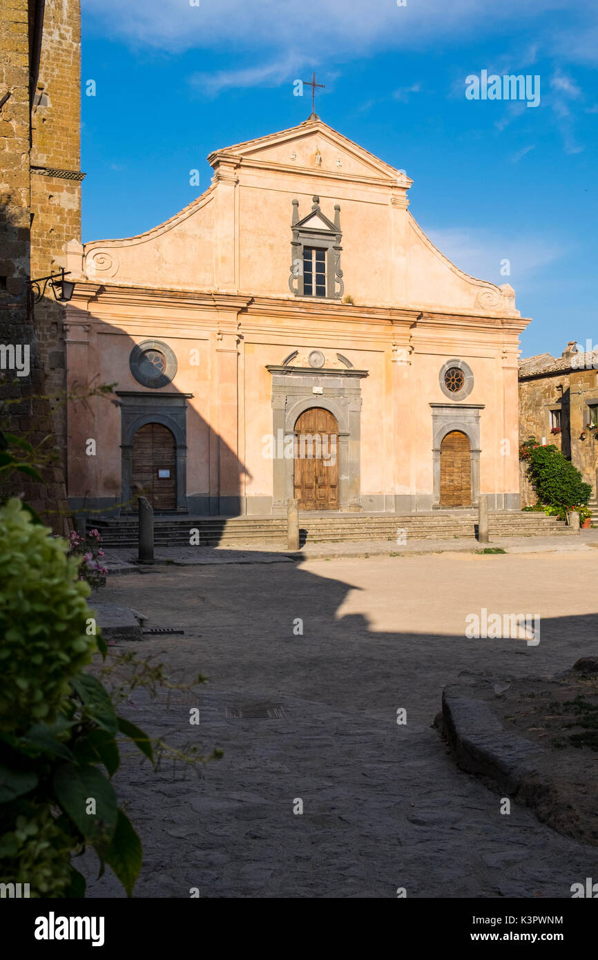 Civita di Bagnoregio, Viterbe, Latium, Italie centrale, Europe. La place principale et de son église. Banque D'Images