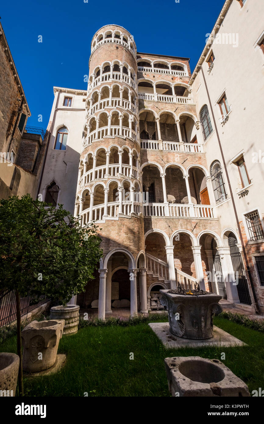 Venice, Veneto, nord-est de l'Italie, l'Europe. Palazzo Contarini del Bovolo. Banque D'Images