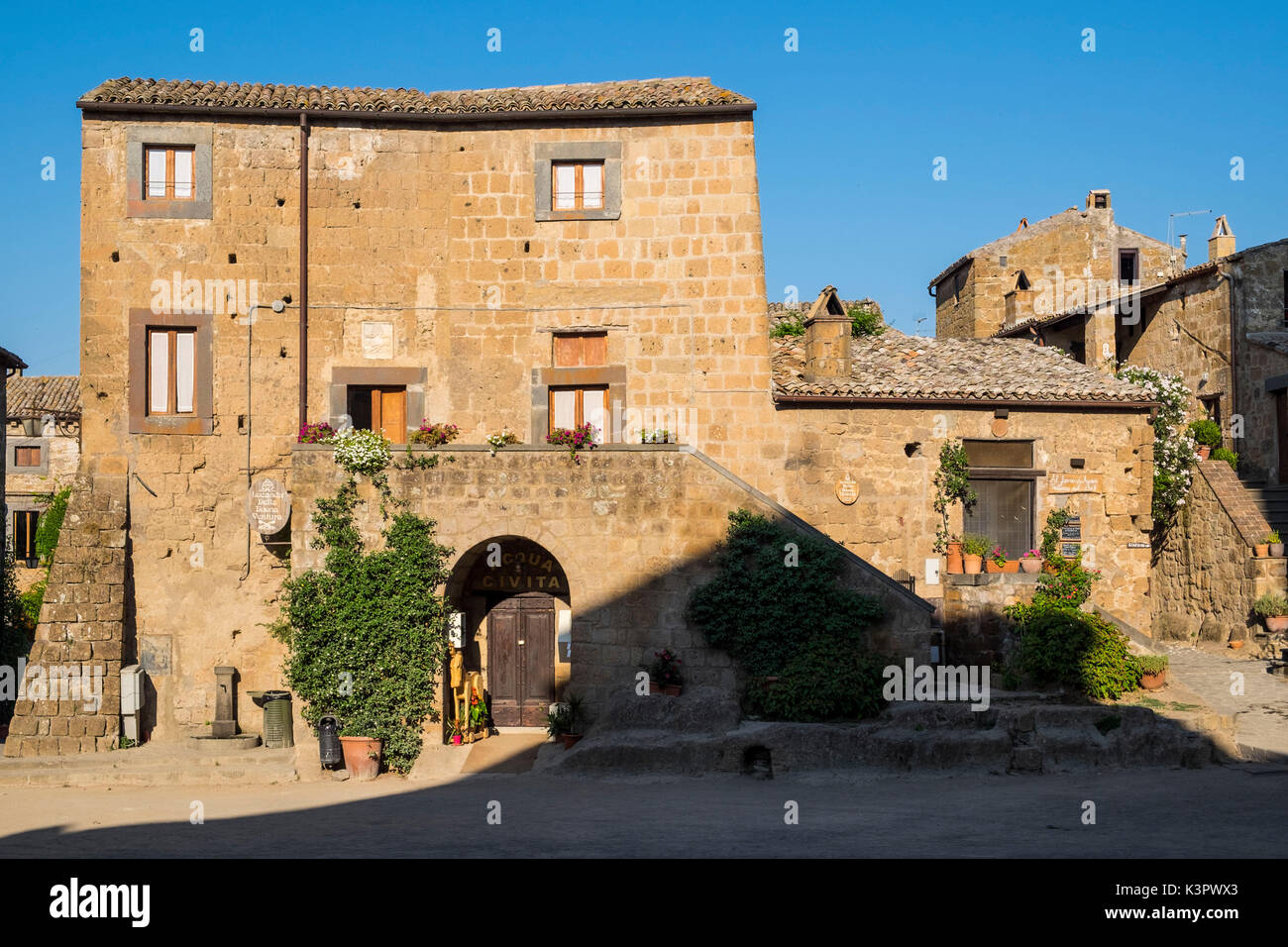 Civita di Bagnoregio, Viterbe, Latium, Italie centrale, Europe. La place principale de la vieille ville. Banque D'Images