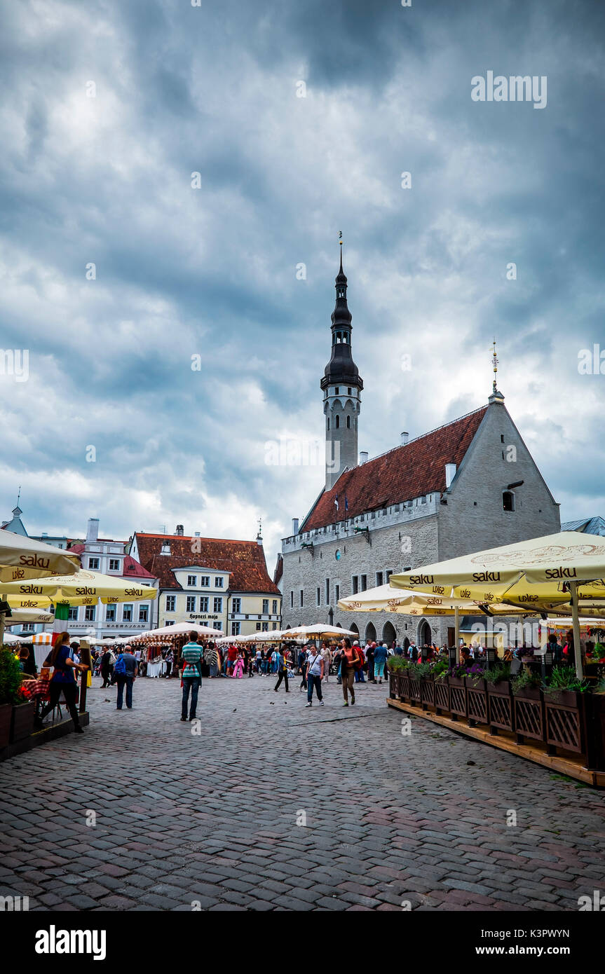 Tallinn, Estonie, Europe. Place de l'hôtel de ville avec un peu de marché. Banque D'Images