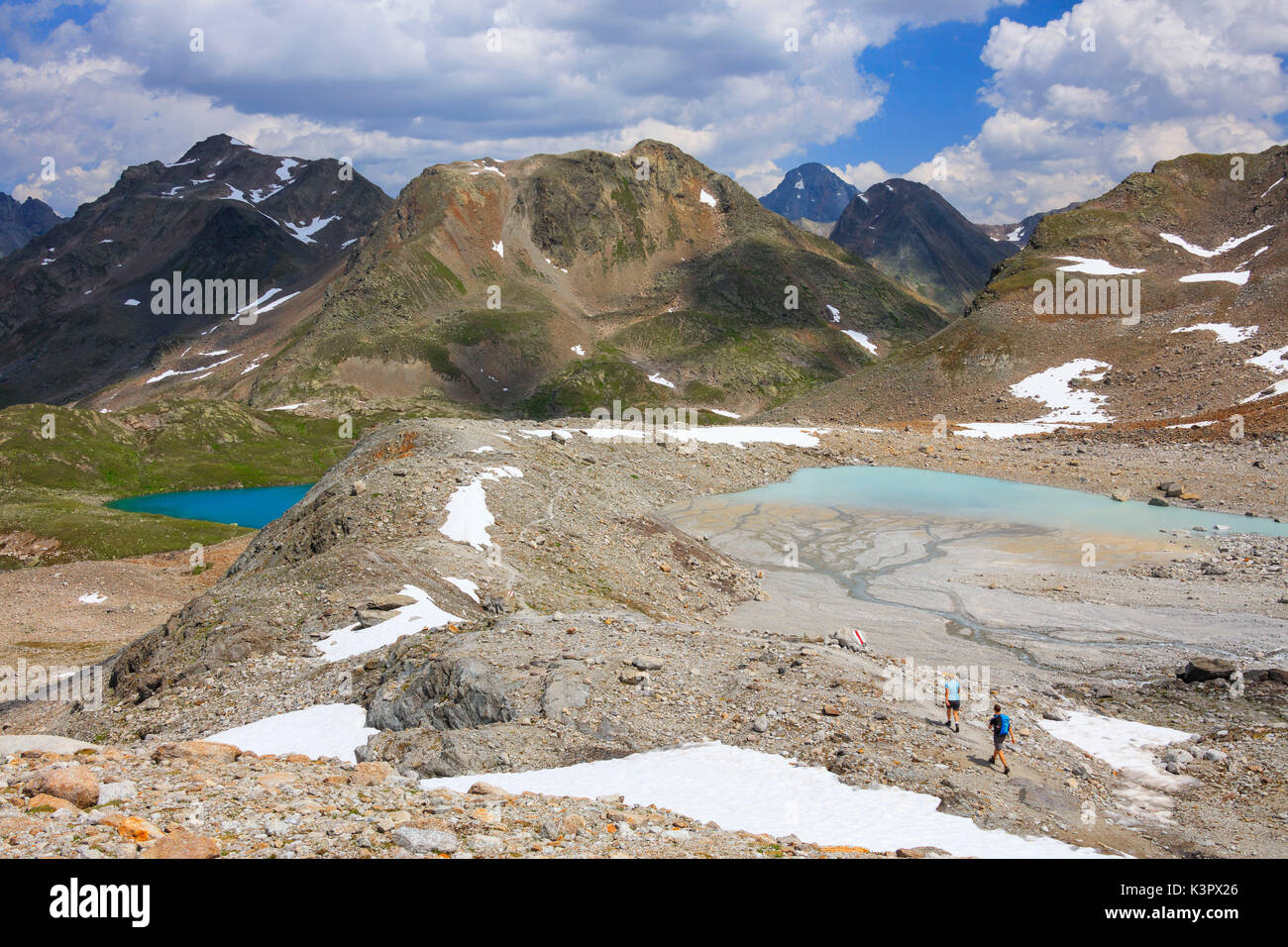 Les randonneurs parmi des lacs turquoise et pics rocheux dans Joriseen Jörifless d'été Col canton des Grisons Engadine Suisse Europe Banque D'Images