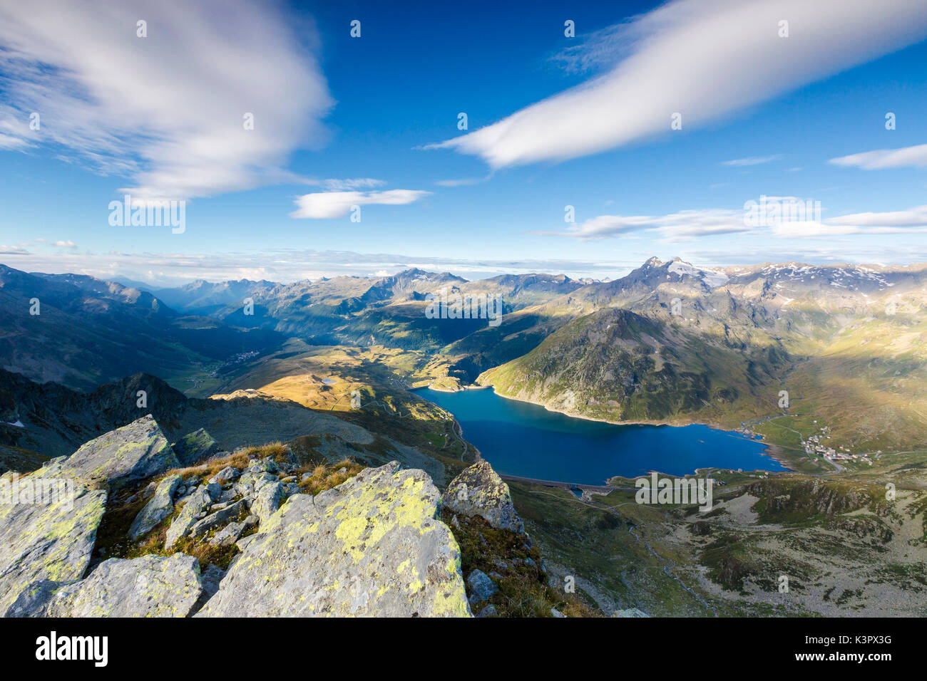 Ciel bleu sur le lac Montespluga et Madesimo avec Piz Ferrè sur le fond de la vallée de Chiavenna Valtellina Lombardie Italie Europe Banque D'Images