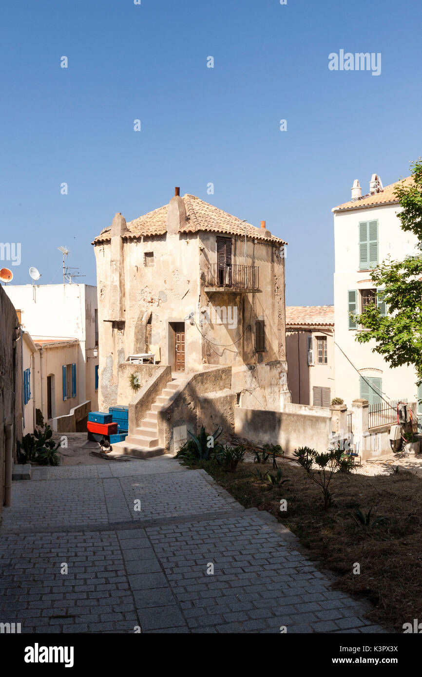 Bâtiments anciens dans les ruelles de la citadelle fortifiée de Calvi Balagne Corse France Europe du nord-ouest Banque D'Images