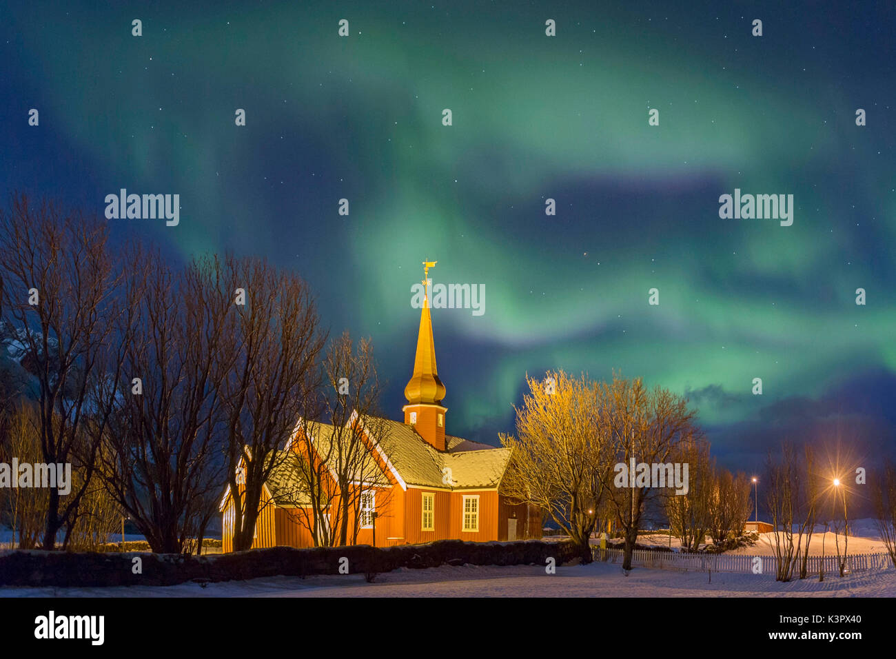 Flakstad Église dans l'île de Lofoten sous un puissant Aurora Borealis, Norvège Banque D'Images