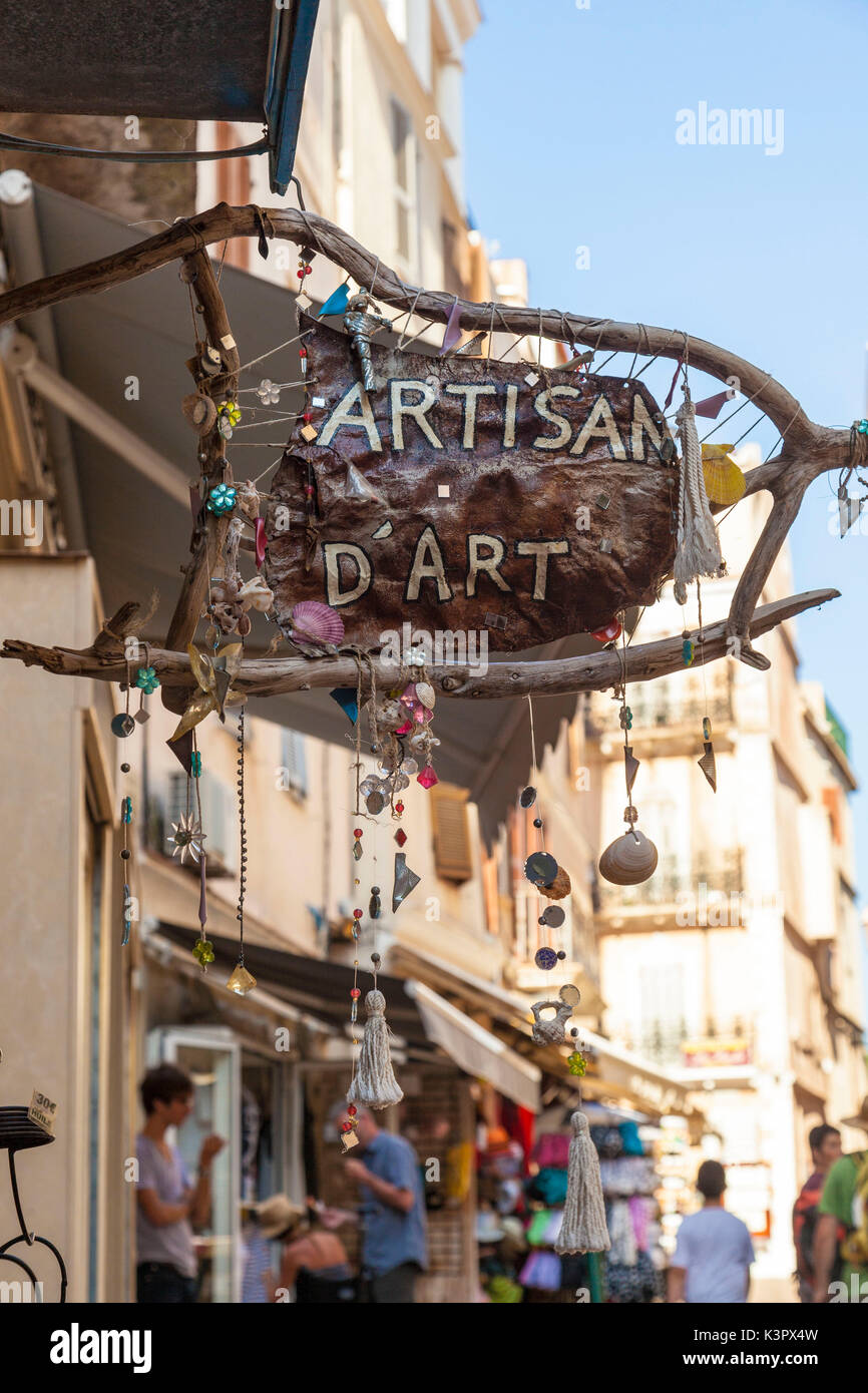 Magasin d'artisanat typique dans les ruelles médiévales de la vieille ville de Bonifacio Corse France Europe Banque D'Images