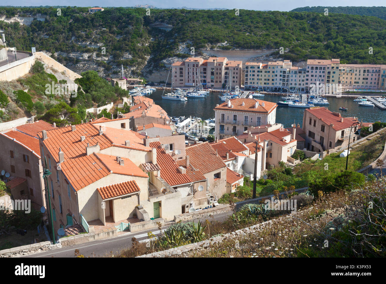L'architecture typique des maisons et bâtiments de la vieille ville encadrée par le port Bonifacio Corse France Europe Banque D'Images