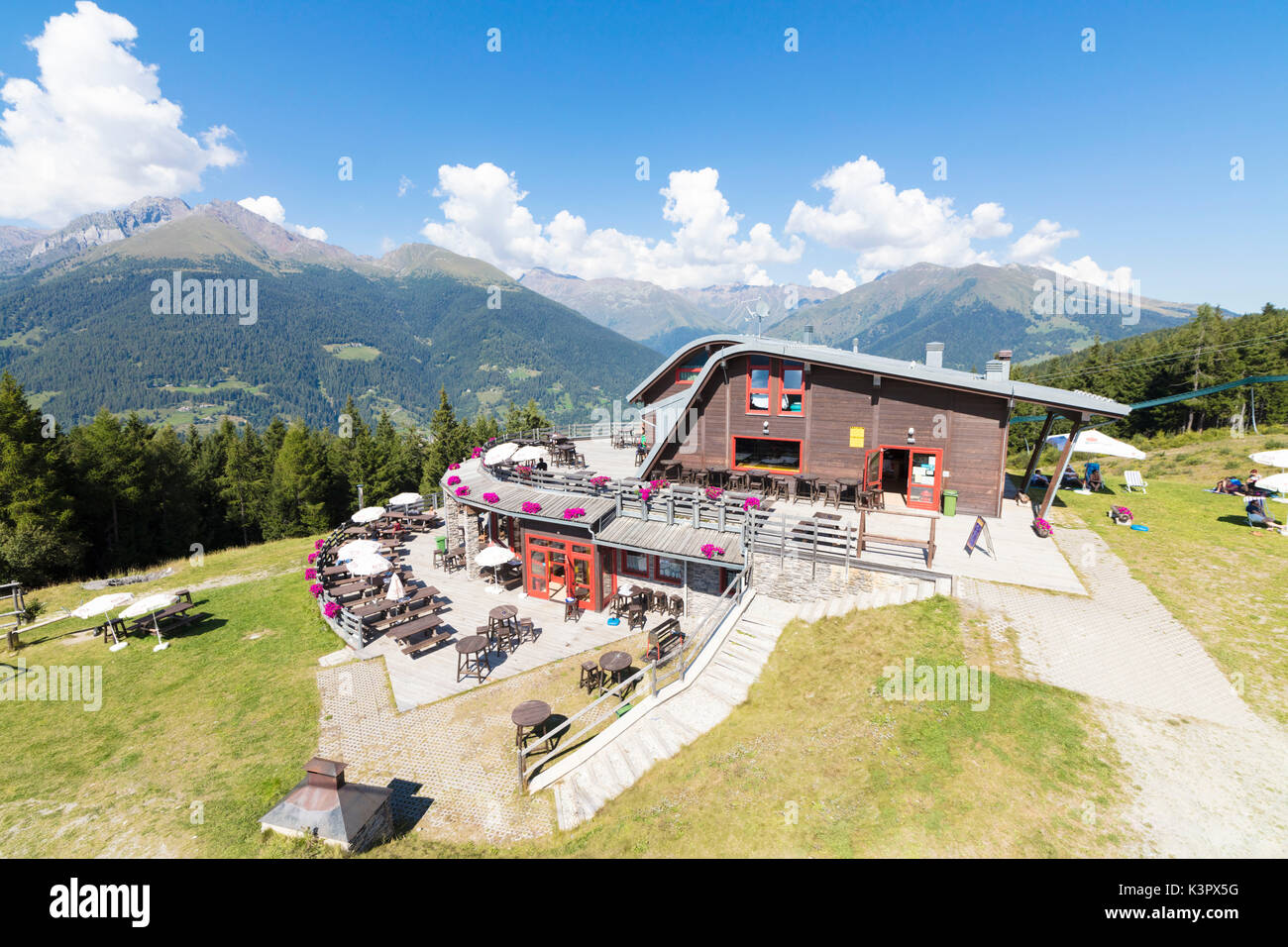 Ciel bleu entoure le Rifugio Roccolo Ventura Ponte di Legno Vallée Camonica province de Brescia Lombardie Italie Europe Banque D'Images