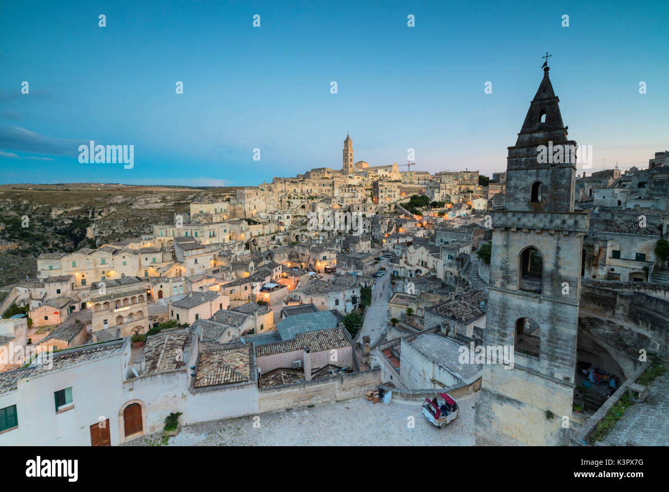 Vue sur la vieille ville et le centre historique appelé Sassi perché sur les rochers au-dessus de la colline Matera Basilicate Italie Europe Banque D'Images