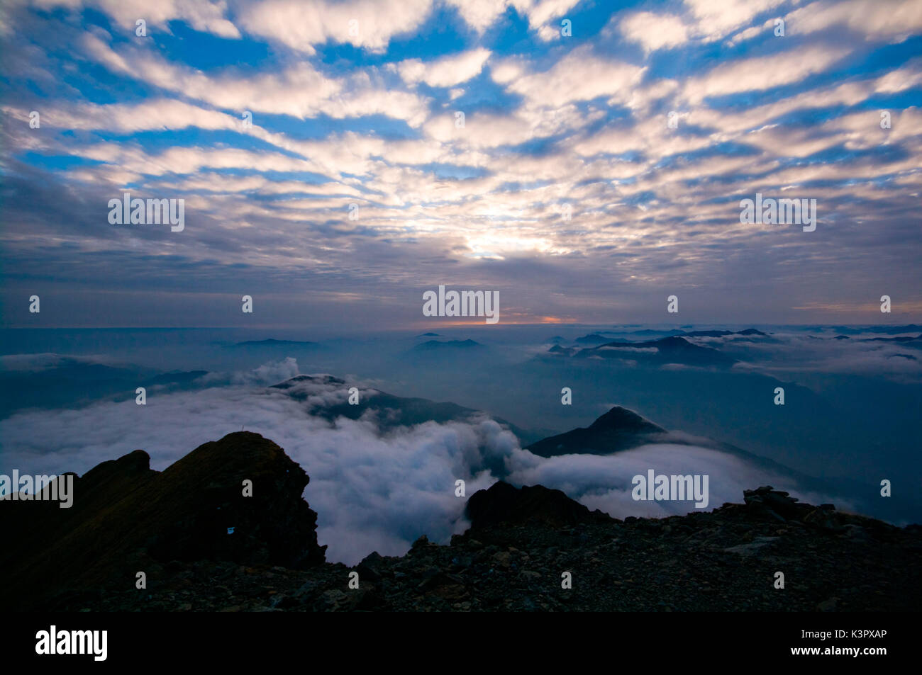 Deux couches de nuages, le Mont Legnone, Lombardie, Italie Banque D'Images
