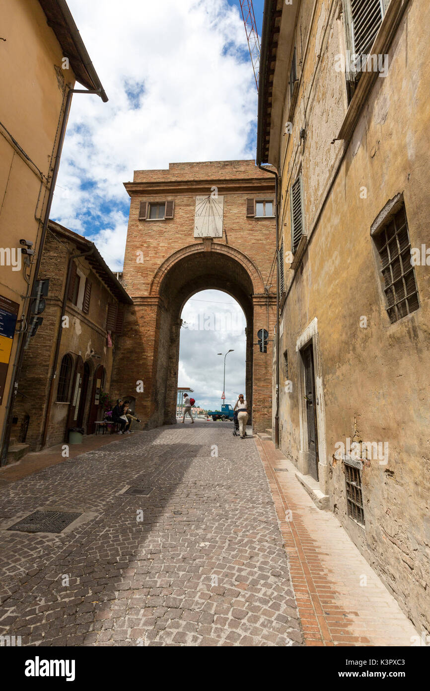 La cité médiévale Porta di Santa Lucia un symbole de l'ancienne colline de la ville Province de Pesaro Urbino Marches Italie Europe Banque D'Images