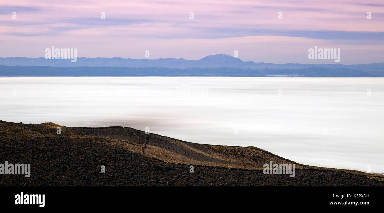 Le grand lac salé du sud de la Bolivie. La plupart des cartes modernes du lac nom Salar de Uyuni, pour près de sa rive sud-est se trouve la petite ville de ce nom. Mais la question des autochtones locaux qui vivent autour du lac depuis des milliers d'années. Vous allez apprendre son nom est lié non pas à Uyuni mais à la montagne sacrée du, qui s'élève Tunupa comme un mirage flottant de sa rive nord. La Bolivie, l'Amérique du Sud Banque D'Images