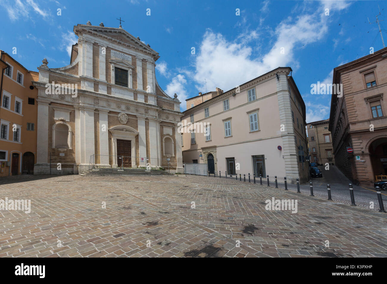 Voir l'église de Saint Giovanni et les bâtiments historiques de la vieille ville médiévale de Macerata Marches Italie Europe Banque D'Images