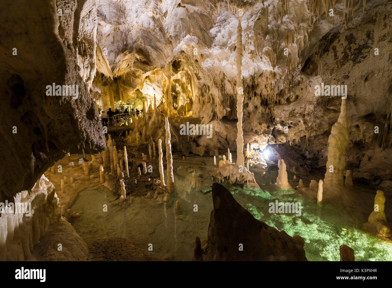 Grottes de Frasassi avec stalactites et stalagmites reflétée dans la piscine naturelle Arcevia Province d'Ancône Marches Italie Europe Banque D'Images