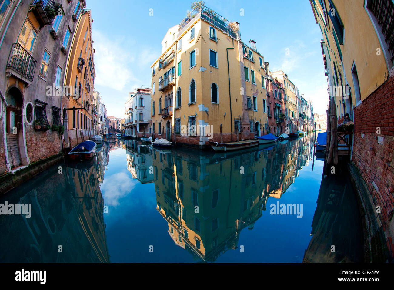 Quelques maisons typiques de Venise se reflétant dans les eaux calmes des canaux dans une claire journée d'hiver, Venise Vénétie Italie Europe Banque D'Images
