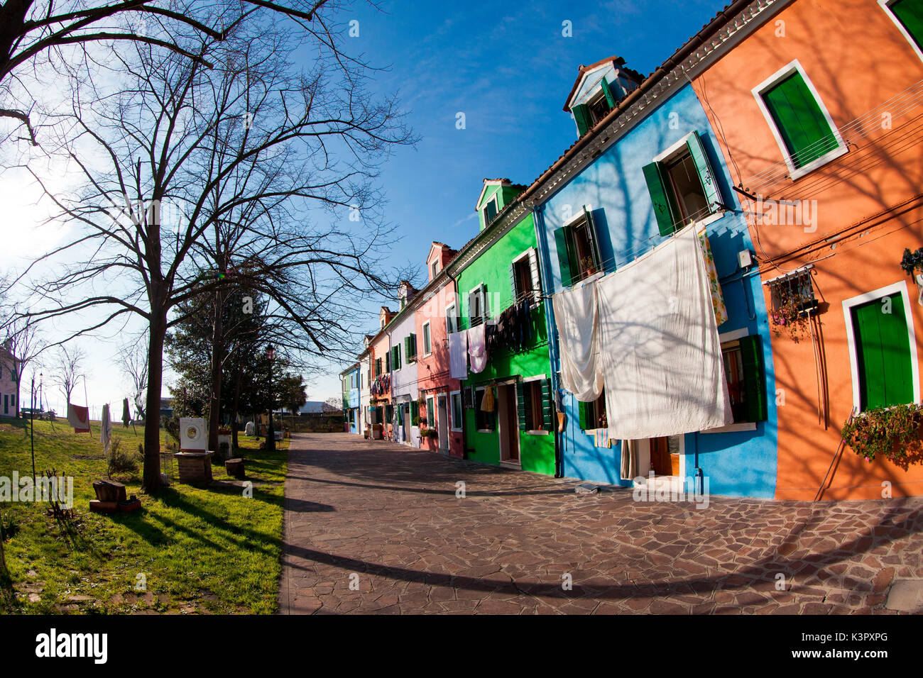 Les maisons typiques de Burano sont principalement en forme de carré et sont divisés en deux ou trois étages. Les différentes couleurs des maisons était autrefois utile pour délimiter les propriétés - Burano, lagune de Venise, Vénétie Italie Europe Banque D'Images