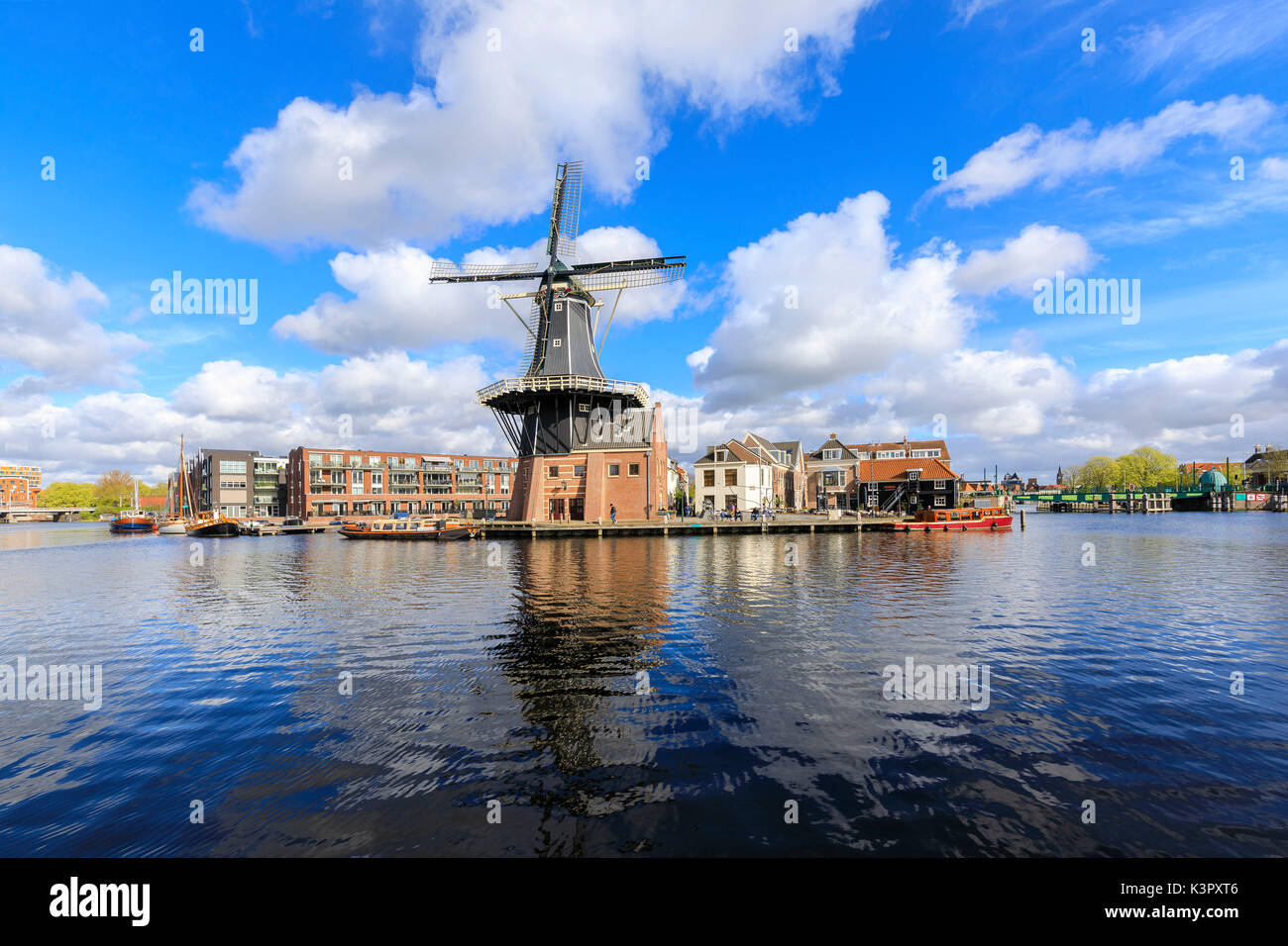 Vue de Moulin De Adriaan reflétée dans le canal de la rivière Spaarne Haarlem aux Pays-Bas Hollande du Nord Europe Banque D'Images