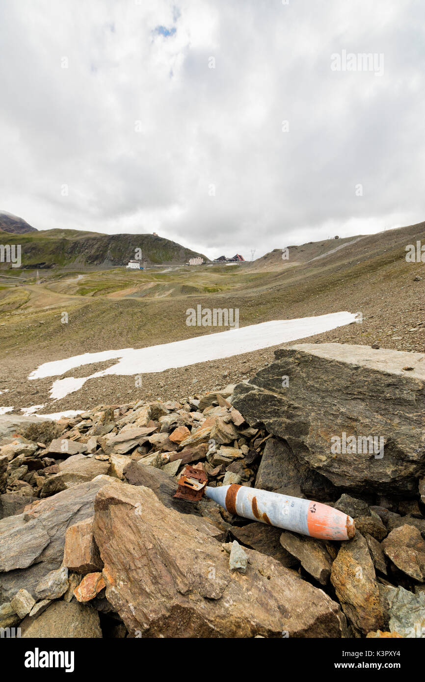 Une bombe de la Première Guerre mondiale sur les montagnes rocheuses de la vallée de Braulio col du Stelvio Valtellina Lombardie Italie Europe Banque D'Images