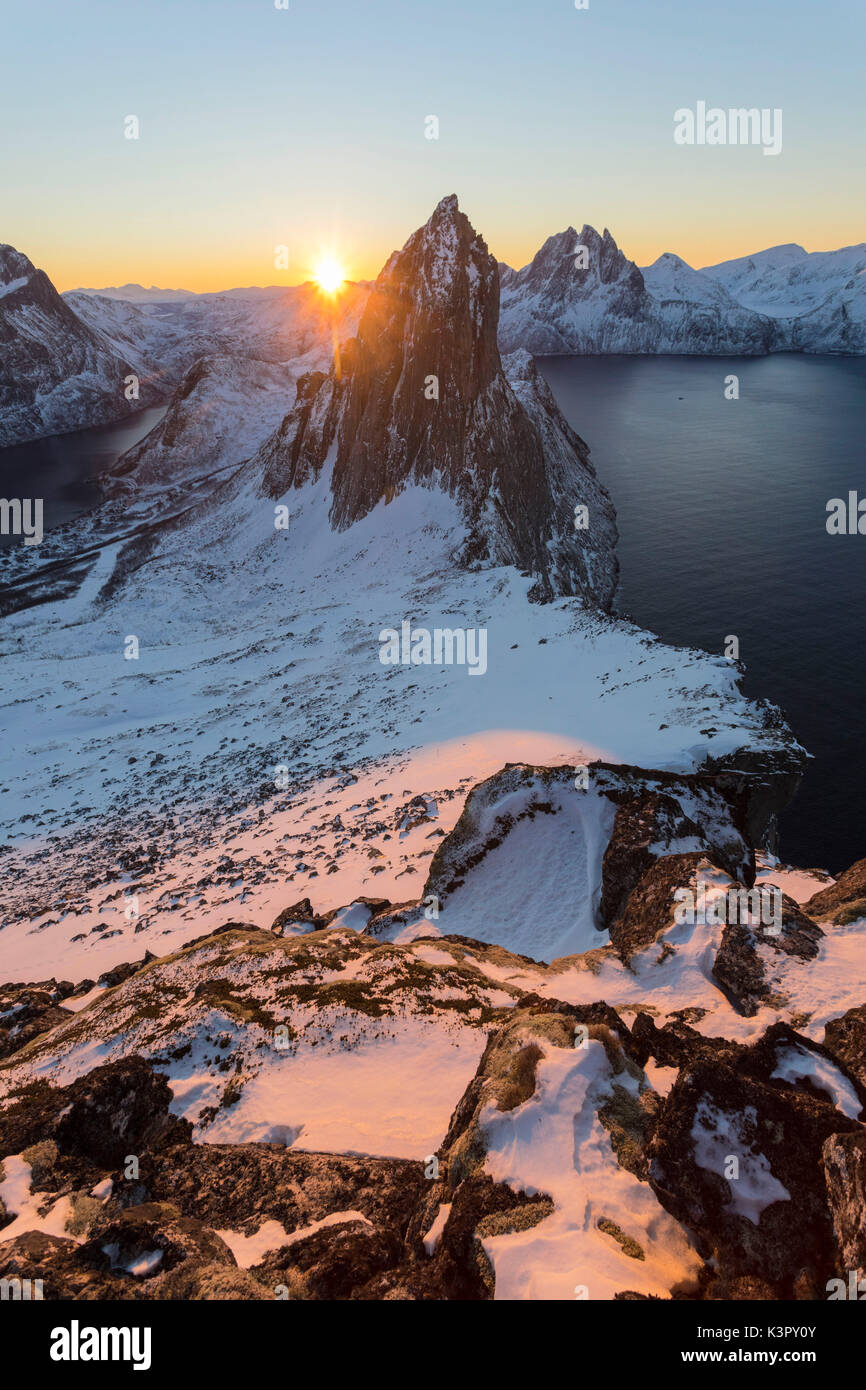 Premiers feux de l'aube sur le mont Segla et Mefjorden encadrée par la mer gelée vu de peak Hesten Senja Tromsø Norvège Europe Banque D'Images