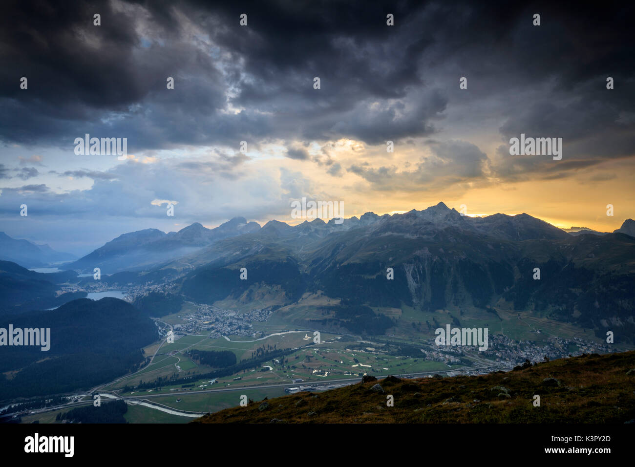 Coucher du soleil Ciel et nuages à l'pics rocheux de Muottas Muragl St.Moritz Engadine Canton des Grisons Suisse Europe Banque D'Images