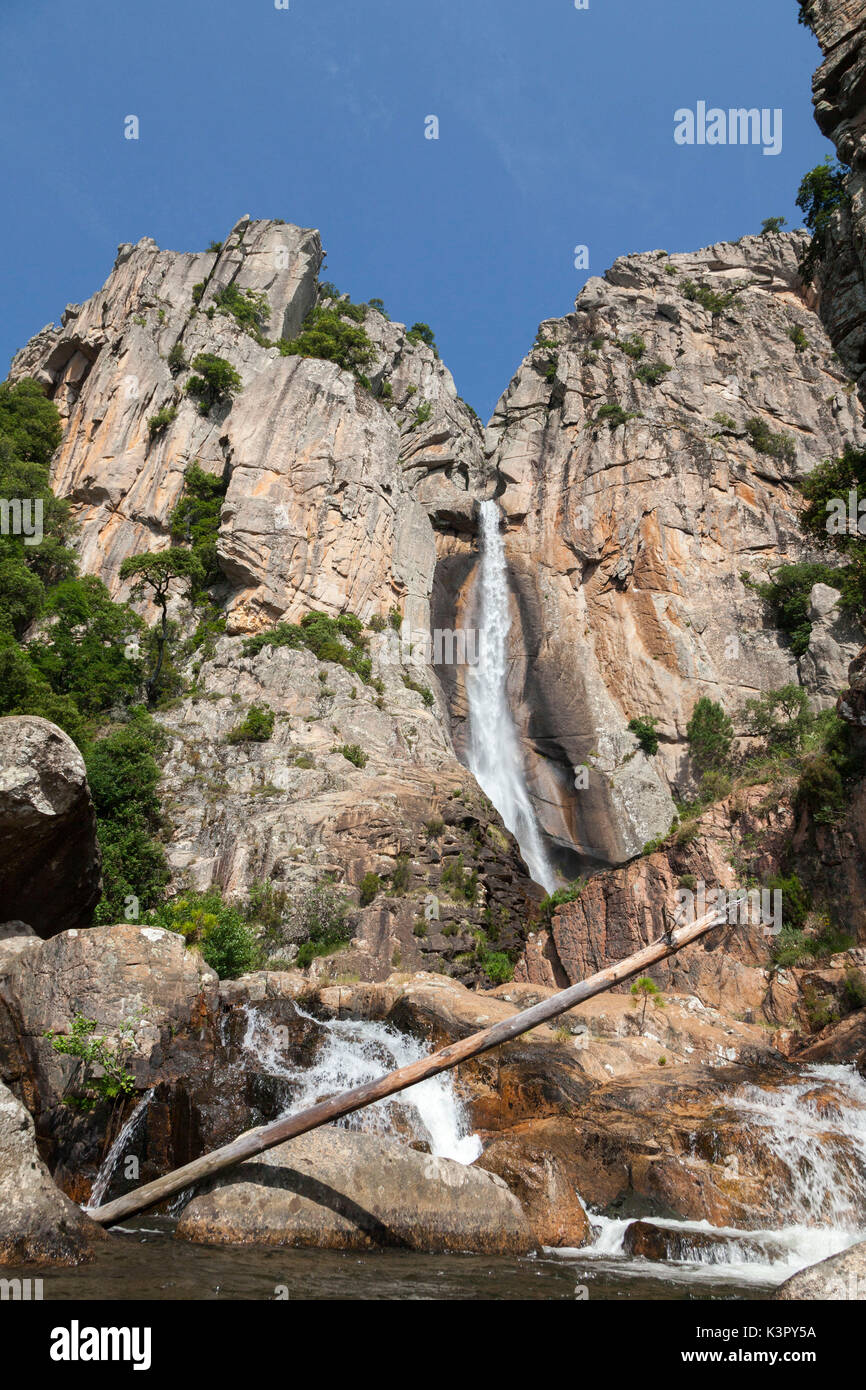 La cascade de Piscia di Gallo entouré de rochers de granit et de piscines naturelles Zonza Corse-du-Sud France Europe Banque D'Images