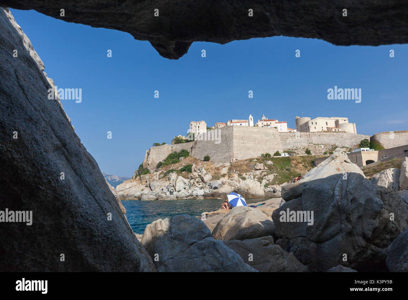 Vue de l'ancienne citadelle fortifiée d'une grotte marine Calvi Balagne Corse France Europe du nord-ouest Banque D'Images