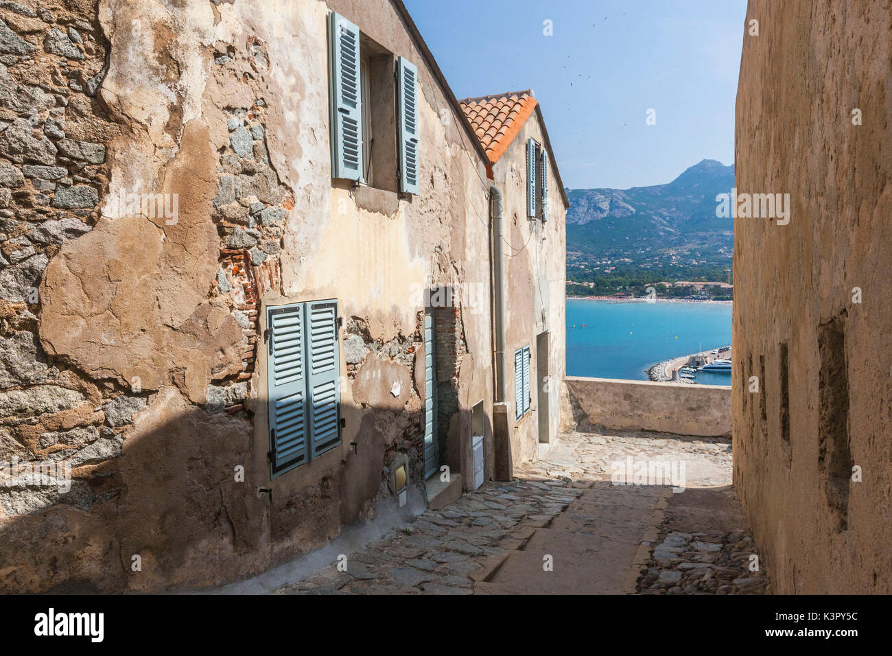 Bâtiments anciens dans les ruelles de l'ancienne citadelle surplombant la mer de Calvi Balagne Corse France Europe du nord-ouest Banque D'Images