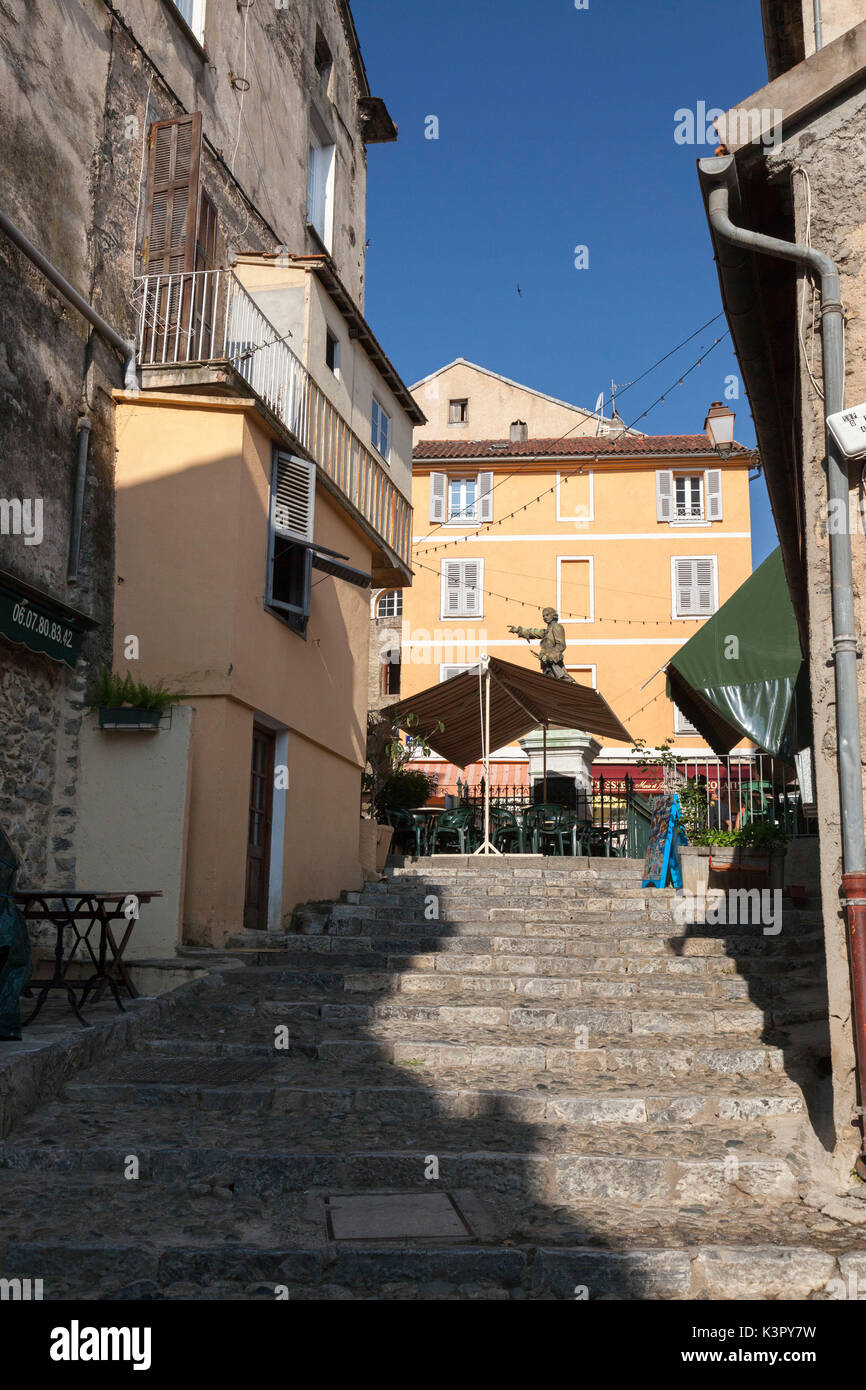 Une volée de marches en pierre ancienne dans les ruelles de la vieille ville de Corte Haute-Corse Corse France Europe Banque D'Images
