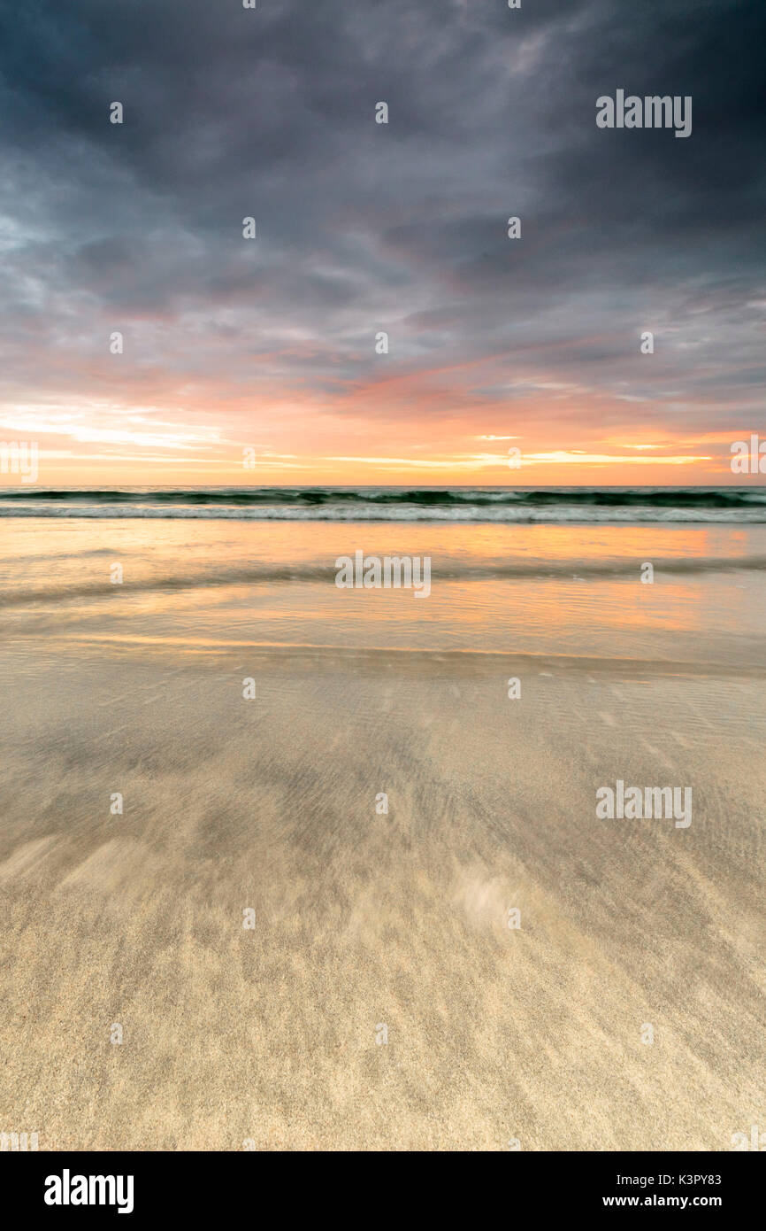 Le soleil de minuit se reflète sur la plage de sable de Skagsanden Ramberg Lofoten, comté de Nordland en Norvège du Nord Europe Banque D'Images