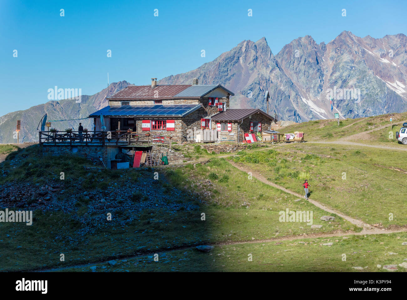 Avis de Rifugio Bozzi encadrée par des pics rocheux et de prairies Val di Viso Vallée Camonica province de Brescia Lombardie Italie Europe Banque D'Images