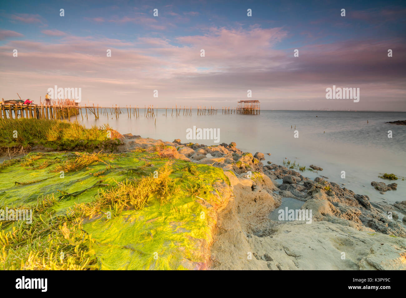 Ciel rose à l'aube sur la jetée dans la maison sur pilotis Carrasqueira Réserve naturelle du fleuve Sado Alcacer do Sal Setubal Portugal Europe Banque D'Images