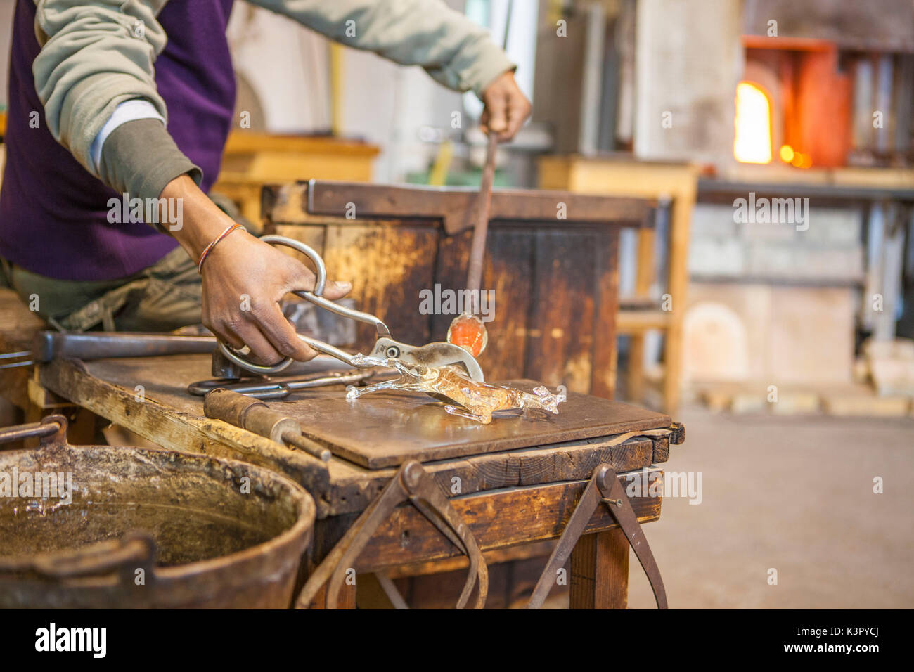 L'art ancien de la fabrication du verre dans les ateliers de l'île de Murano Vénétie Italie Europe Banque D'Images