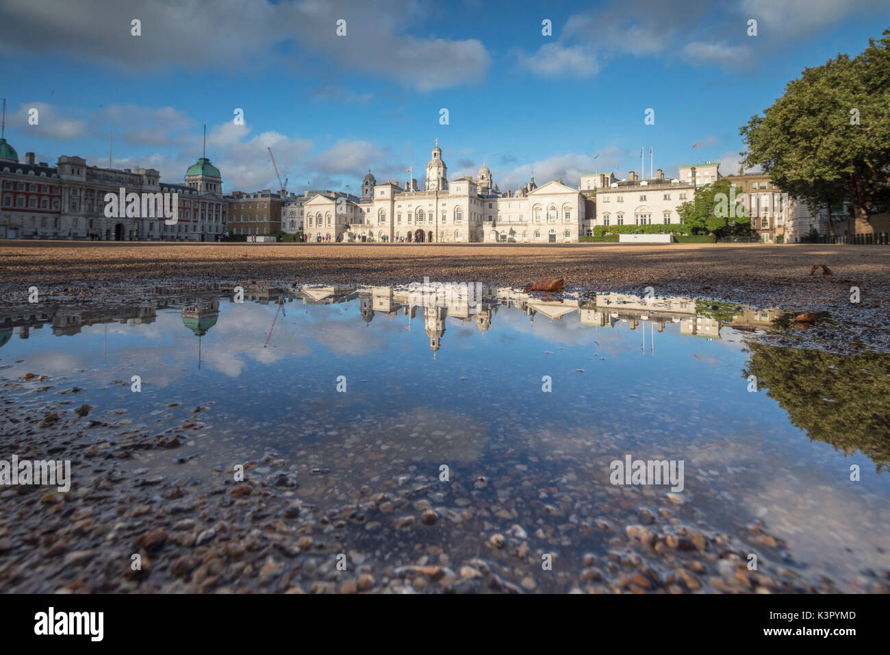 Le bâtiment de style palladien des Horse Guards se reflète dans une flaque d'London United Kingdom Banque D'Images