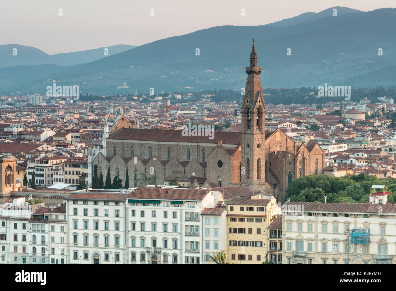 La basilique Santa Croce la principale église franciscaine à Florence vu de la Piazzale Michelangelo Toscane Italie Europe Banque D'Images