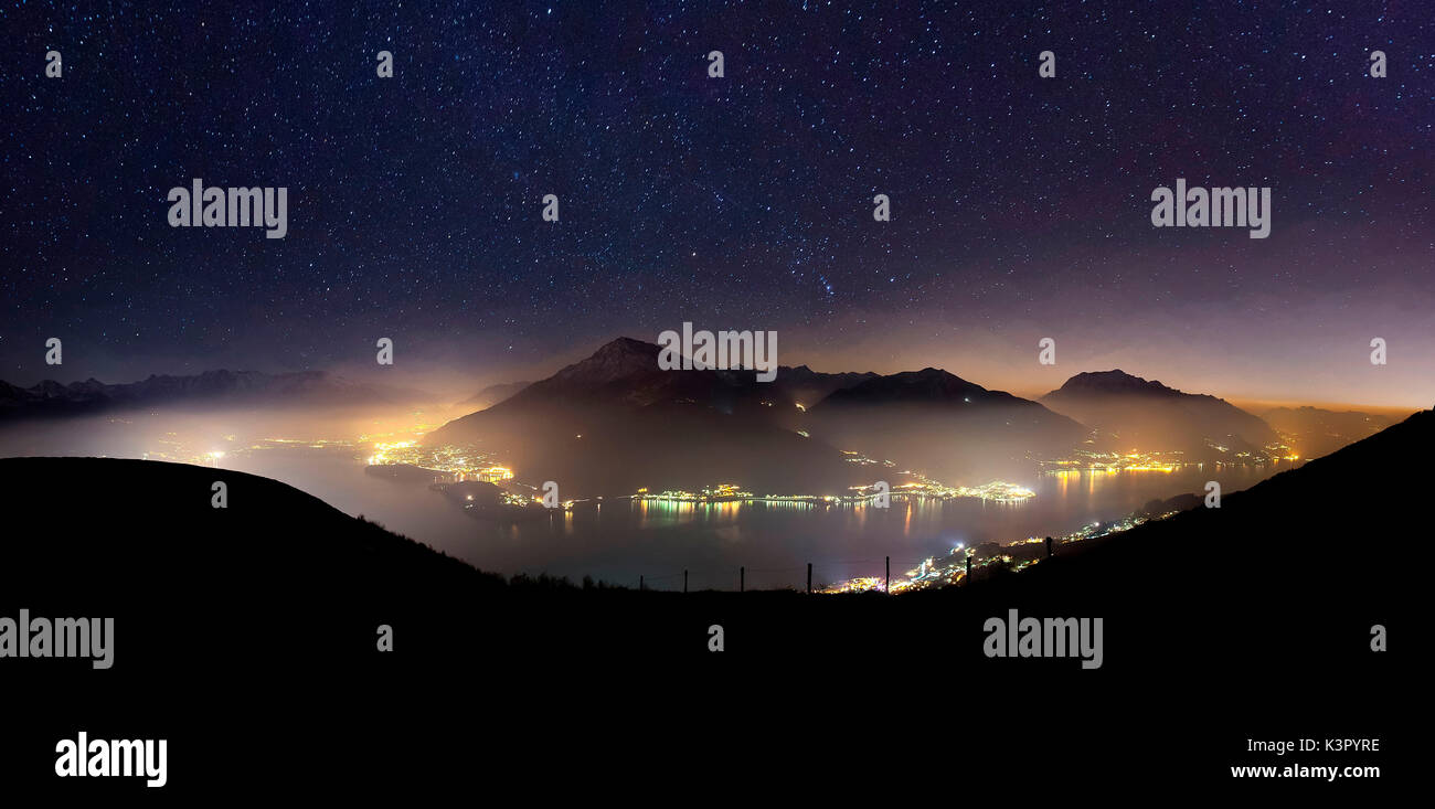 Le lac de Côme avec ses villages éclairés la nuit Lombardie Italie Europe Banque D'Images