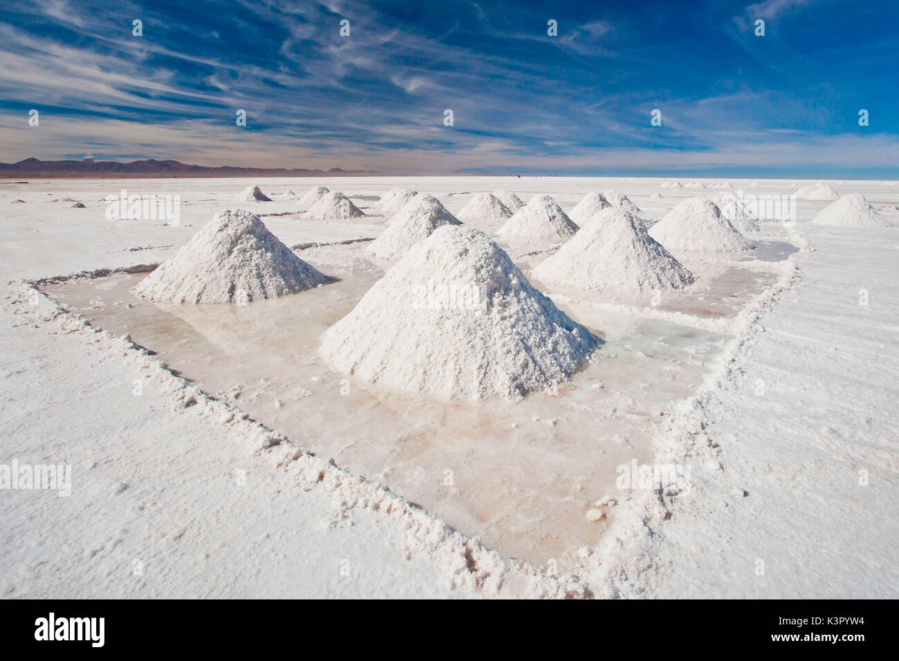 Pyramides de sel séchage par Uyuni, un petit village donnant son nom à l'ensemble de sel Bolivie Amérique du Sud Banque D'Images