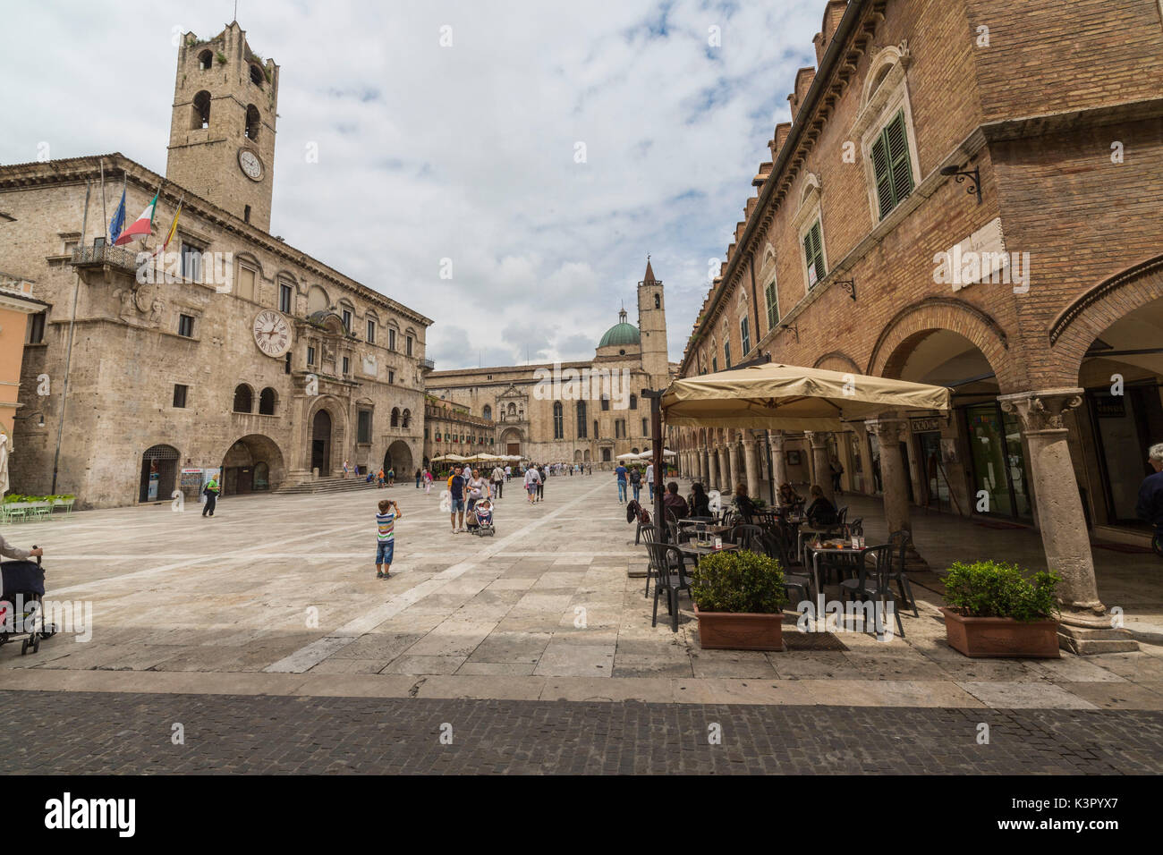 Vue sur les bâtiments historiques et l'église Saint François Piazza del Popolo Ascoli Piceno Marches Italie Europe Banque D'Images