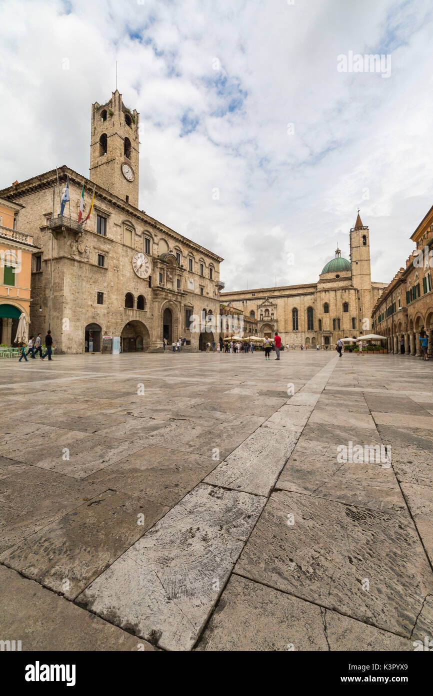 Vue sur les bâtiments historiques et l'église Saint François Piazza del Popolo Ascoli Piceno Marches Italie Europe Banque D'Images
