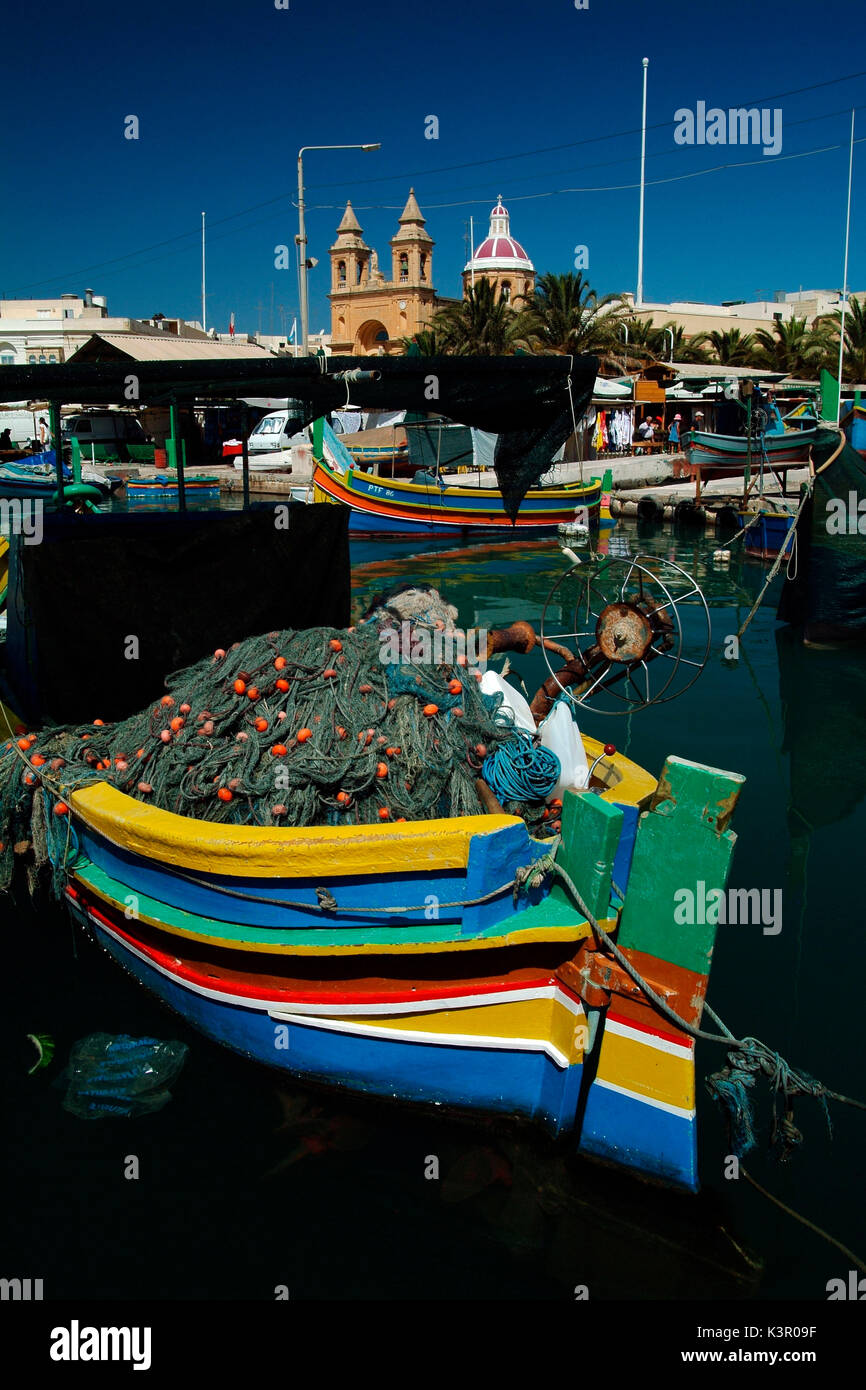 Un luzzu, un bateau de pêche traditionnel de l'archipel maltais. Elles sont peintes de couleurs vives dans les tons de jaune, rouge, vert et bleu, et l'archet est fait normalement avec une paire d'yeux Malte Europe Banque D'Images